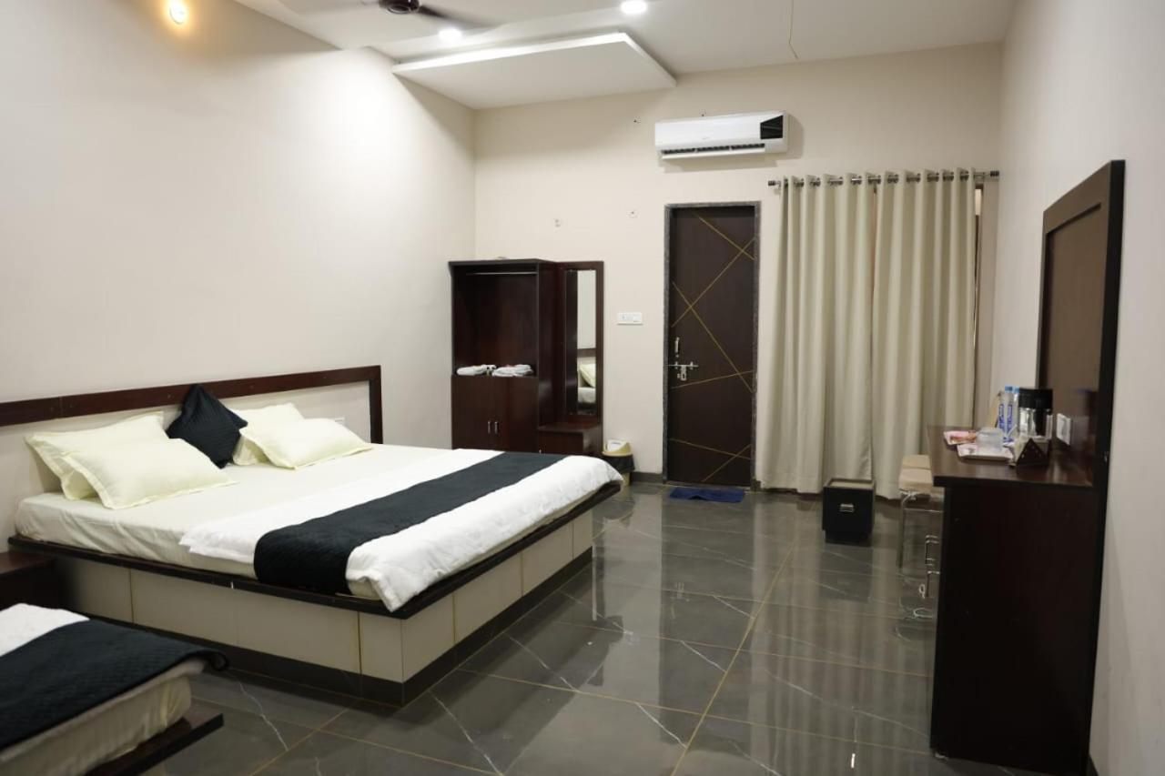 Navkar Palace Hotel & Resort, Sanawad Экстерьер фото